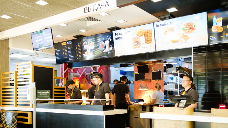 «Вкусно — и точка» запускает доставку через «Яндекс Еду» и Delivery Club