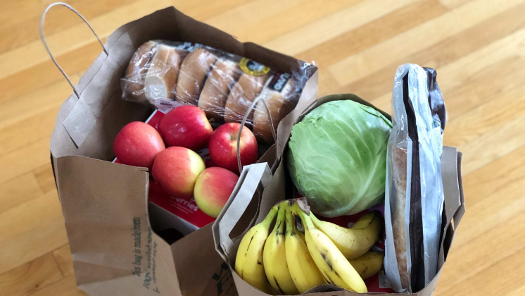 Почти четверть россиян стали больше экономить на питании