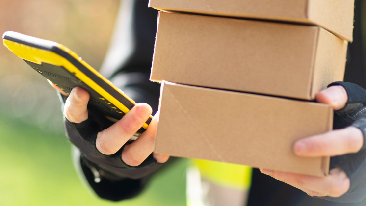 «Самокат», «Яндекс Лавка» и Ozon ассоциируются у россиян с самой быстрой доставкой