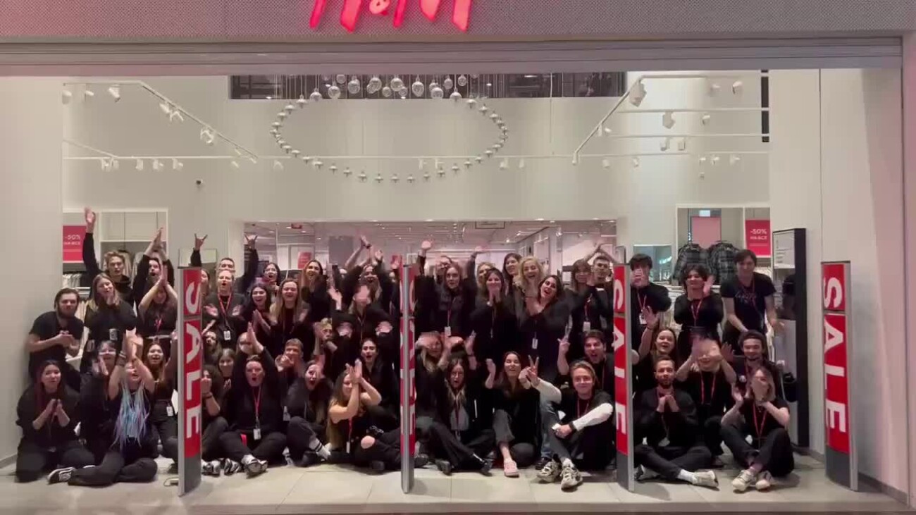 Видео: сотрудники российских H&M и COS попрощались с покупателями