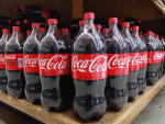 Роспотребнадзор проверит сообщения о «подозрительной Coca-Cola» в московских магазинах
