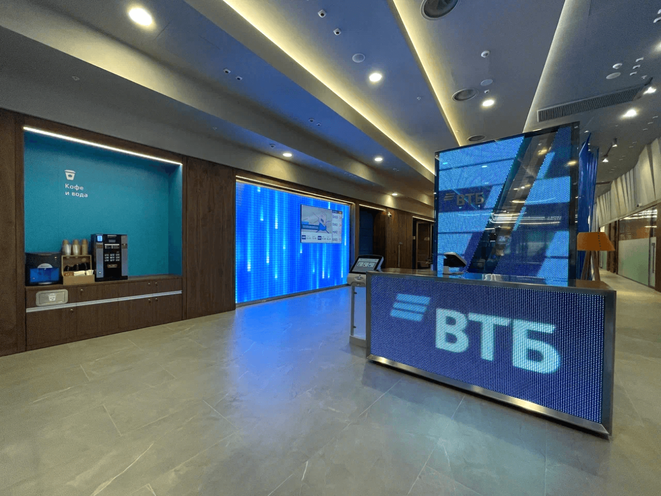 ВТБ открыл крупнейшее мультиформатное отделение в Москве