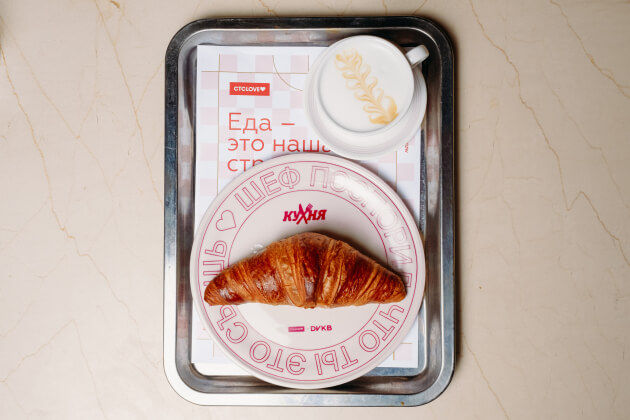 Коллаб с химчисткой, интеграция в меню и посуда от шефа: как СТС Love отметил юбилей «Кухни»