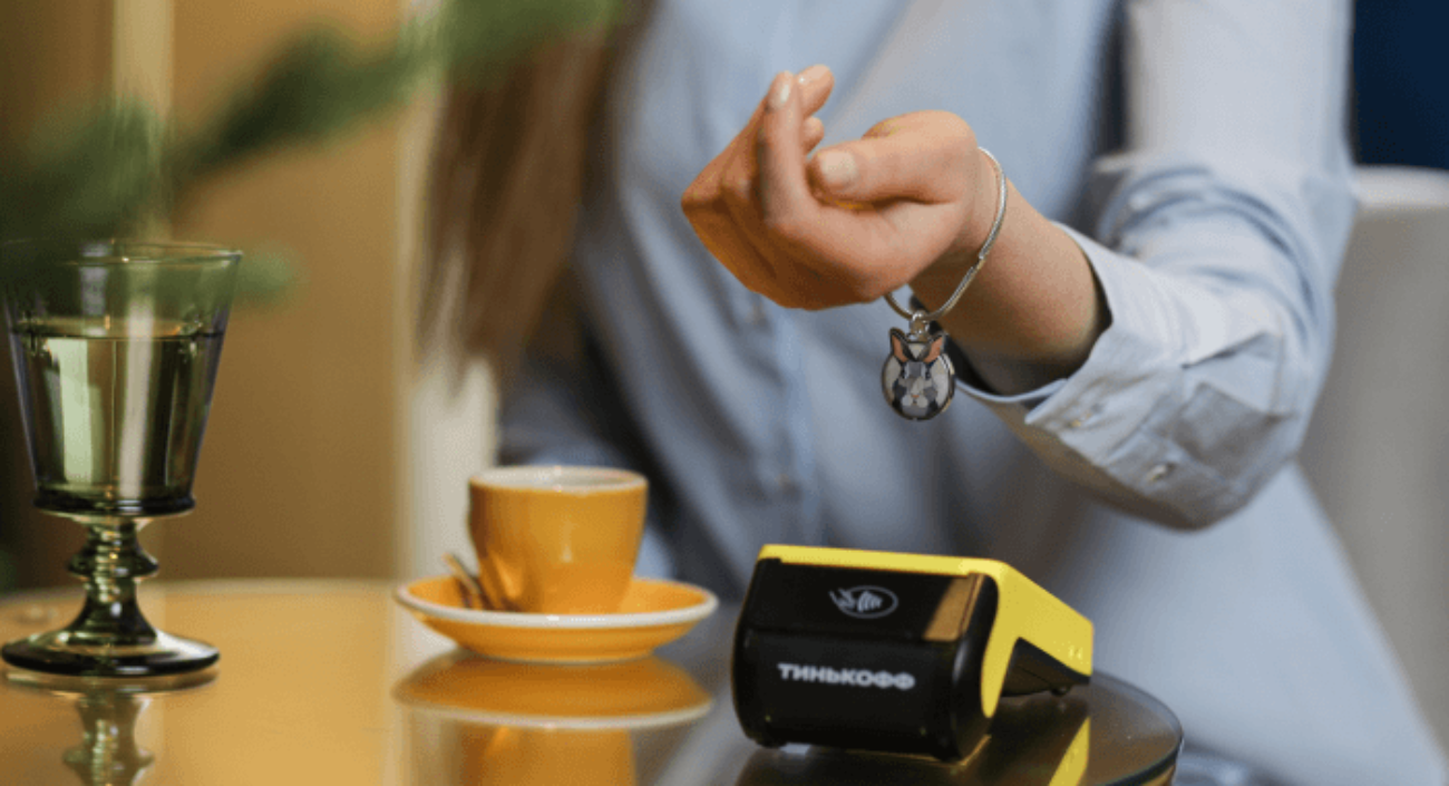 «Тинькофф» вместе с брендом Artpayments выпустил браслеты и другие аксессуары для оплаты с помощью Tinkoff Pay