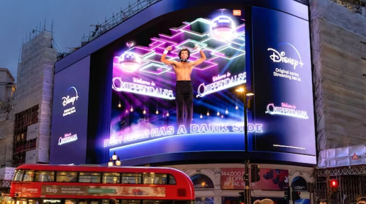 Disney+ показал стриптиз на медиафасаде