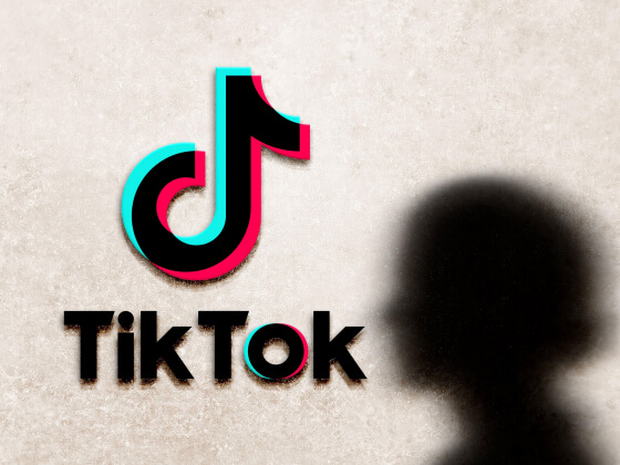 TikTok обязал пользователей помечать дипфейки