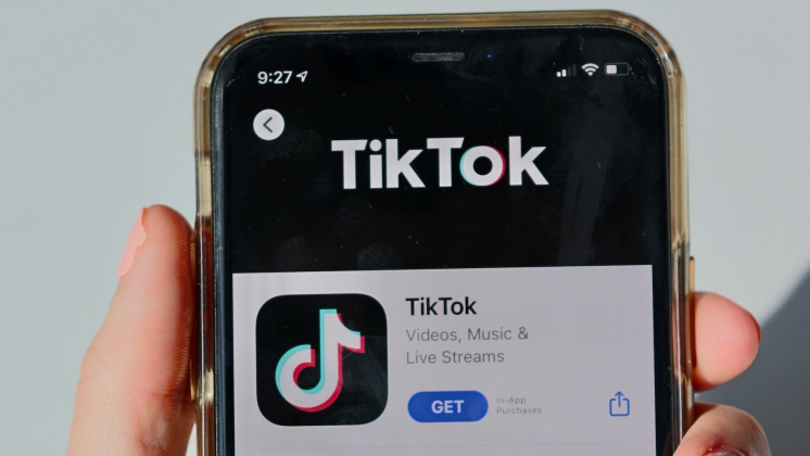 TikTok в России сократил рекламную выручку в 2,5 раза