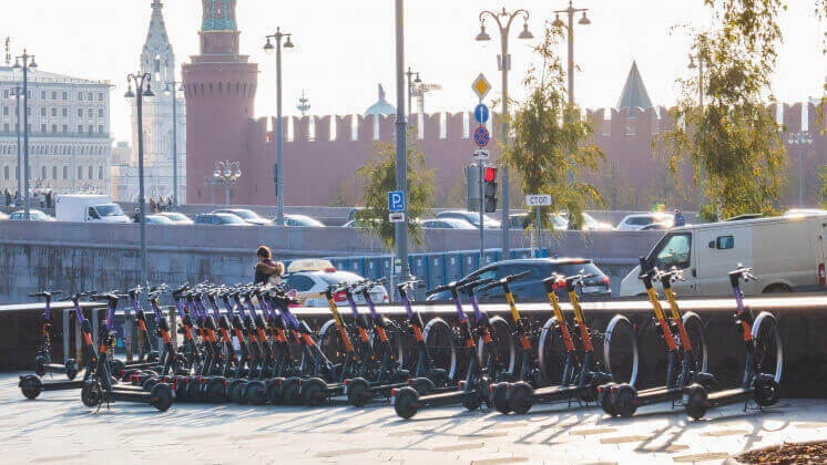 Париж первым в Европе запретит аренду электросамокатов в городе