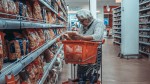 Под влиянием рекламы россияне чаще покупают продукты и косметику