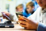 Школьникам на уроках законодательно запретят пользоваться смартфонами