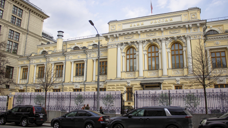 ЦБ отменил комиссию для банков за переводы между россиянами в СБП