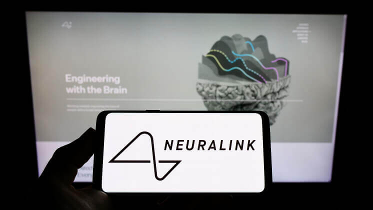 Первому человеку вживили имплант Neuralink в мозг