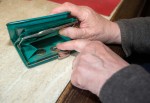 Почти половина россиян откладывают деньги с зарплаты